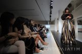 Model membawakan busana koleksi 'Midnight in Paris' rancangan Karla Jasmina saat Pagelaran Mode Beauty & Fashion di Surabaya, Jawa Timur, Jumat (16/12). Pagelaran mode yang diikuti oleh 7 desainer Indonesia tersebut merupakan acara tahunan yang diselenggarakan dalam rangka 'Jayanata Year End Celebration 2016.' Antara Jatim/Moch Asim/zk/16