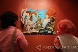 Pengunjung menyaksikan lukisan saat Pameran Seni Rupa 'Transformasi' di Galeri House of Sampoerna Surabaya, Jawa Timur, Kamis (15/12). Pameran yang berlangsung mulai 15 Desember-14 Januari tersebut menampilkan 21 karya seni rupa dari 7 perupa perempuan Surabaya dengan tujuan untuk menjadikan Surabaya sebagai kota seni. Antara Jatim/Moch Asim/zk/16