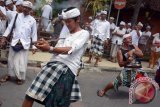 Dua umat Hindu yang kesurupan menusukkan keris ke tubuhnya saat upacara Nangluk Merana di Kuta, Bali, Jumat (16/12). Upacara setahun sekali tersebut merupakan ritual tolak bala yang bertujuan untuk mencegah hama atau penyakit dan musibah. ANTARA FOTO/Wira Suryantala/wdy/16.