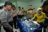 Petugas Satpol PP saat menggelar razia rumah kos di Mojongapit, Jombang, Jawa Timur, Jumat (16/12). Razia gabungan yang dilakukan di sejumlah rumah kos tersebut mengamankan 410 butir pil dobel L dan bong penghisap sabu-sabu di kamar kos AR. Antara Jatim/Syaiful Arif/zk/16