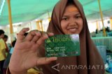 Santriwati menunjukan kartu non tunai Brizzi saat Pencanangan Gerakan Nasional Non Tunai (GNNT) di Popes Tebuireng, Jombang, Jawa Timur, Kamis (15/12). Pencanangan GNNT di lingkungan Pondok Pesantren oleh Bank Indonesia ini, untuk mempermudah para santri dalam bertransaksi, menggunakan alat pembayaran non tunai untuk keperluan sehari-hari diantaranya pembayaran SPP sekolah. Antara Jatim/Syaiful Arif/zk/16