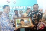 Pemberian cinderamata dari Ketua Panitia 'Sukabumi Summit 2016' Hanafie Zein kepada Wali Kota Sukabumi, M Muraz di sela Penandatangan deklarasi Percepatan Pembangunan Jalan Tol Koridor Bogor-Sukabumi-Cianjur-Bandung, di Kota Sukabumi, Jawa Barat, Kamis, (15/12).