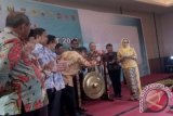 Pemukulan gong oleh Wakil Gubernur Jawa Barat, Deddy Mizwar yang menandakan pembukaan 'Sukabumi Summit 2016' dan penandatangan serta pembacaan deklarasi Percepatan Pembangunan Jalan Tol Koridor Bogor-Sukabumi-Cianjur-Bandung di Kota Sukabumi, Jawa Barat, Kamis, (15/12).