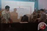 Penandatangan deklarasi Percepatan Pembangunan Jalan Tol Koridor Bogor-Sukabumi-Cianjur-Bandung oleh 10 kepala daerah pada acara 'Sukabumi Summit 2016' di Sukabumi, Jawa Barat, Kamis, (15/12).