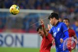 Pesepak bola Indonesia Stefano Lilipally (kiri) berebut bola dengan pesepak bola Thailand Tanaboot Kesarat pada final putaran kedua AFF Suzuki Cup 2016 di Rajamangala National Stadium, Bangkok, Thailand, Sabtu (17/12). ANTARA FOTO/Wahyu Putro A/wdy/16