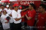 Direktur Sales Telkomsel Mas'ud Khamid (ketiga kanan) Executive Vice President Telkomsel Area Jawa Bali Ririn Widaryani (kiri) menyematkan baju kepada satgas siaga  dan Call Centre usai pembukaan 4G IKK (Ibukota Kabupaten dan Kota) di Alun-Alun Kota Gresik, Jawa Timur, Minggu (18/12). Telkomsel mengimplementasikan 4G di tiap IKK (IbuKota Kabupaten dan Kota ) dengan membangun 2137 BTS 4G di seluruh wilayah Jawa dan Bali yang mencapai kecepatan 120 Mb. Antara Jatim/Umarul Faruq/zk/16
