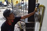 Pekerja melakukan pengecekan meteran saluran pipa gas pelanggan baru di Wates, Kelurahan Magersari, Mojokerto, Jawa Timur, Sabtu (17/12). Perusahaan Gas Negara (PGN), saat ini sudah melayani penyaluran gas bumi sebanyak 20.111 pelanggan rumah tangga di Jawa Timur dan target penambahan 9.992 pelanggan rumah tangga program PGN Sayang Ibu serta 24 ribu pelanggan rumah tangga dari penugasan pemerintah bisa tercapai akhir tahun ini. Antara Jatim/Syaiful Arif/zk/16