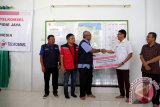 Direktur Utama Telkomsel Ririek Ardiansyah (dua kiri) dan Wakil Bupati Pidie jaya Said Mulyadi (kanan) menyaksikan pengurus PMI Pusat J Dwi Hartanto (dua kanan) menyerahkan bantuan dari pelanggan telkomsel untuk korban gempa kepada pengurus PMI Provinsi Aceh (tengah) di Pidie Jaya, Aceh, Minggu (18/12). Telkomsel menyalurkan bantuan tahap pertama Rp1 miliar itu hasil donasi pelanggan yang dikirim melalui SMS 7788 sejak 8 Desember 2016 melalui lembaga PMI. (ANTARA Aceh/Irwansyah Putra)