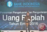 Presiden Joko Widodo memberikan arahan saat peluncuran uang rupiah kertas dan logam tahun emisi 2016 di Gedung Bank Indonesia, Jakarta, Senin (19/12). Uang rupiah yang diluncurkan antara lain pecahan Rp100.000 (gambar utama Ir Soekarno dan Moh. Hatta), Rp50.000 (gambar utama Ir. H. Djuanda Kartawidjaya), Rp20.000 (gambar utama G.S.S.J Ratulangi), Rp10.000 (gambar utama Frans Kaisiepo), Rp5.000 (gambar utama K.H Idham Chalid), Rp 2.000 (gambar utama Mohammad Hoesni Thamrin) dan Rp1.000 (gambar utama Tjut Meutia), pecahan logam, mulai dari Rp 1.000 (gambar utama I Gusti Ketut Pudja), Rp500 (gambar utama Letjend TNI T.B Simatupang), Rp200 (gambar utama Tjiptomangunkusumo) dan Rp100 (gambar utama Herman Johannes). ANTARA FOTO/Yudhi Mahatma/wdy/16.