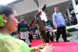 Sejumlah pria berpakaian adat memanggul tombak pusaka Kyai Upas dari rumah Kanjengan, Tulungagung, Jawa Timur, Senin (19/12). Benda purbakala berbentuk pusaka peninggalan zaman kerajaan Mataram Islam pada pertengahan abad XVIII tersebut dipindahkan ke Balai Kearsipan dan Dokumentasi Kabupaten Tulungagung untuk dijadikan aset cagar budaya daerah setempat. Antara Jatim/Destyan Sujarwoko/zk/16