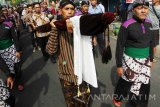 Sejumlah pria berpakaian adat memanggul tombak pusaka Kyai Upas dari rumah Kanjengan, Tulungagung, Jawa Timur, Senin (19/12). Benda purbakala berbentuk pusaka peninggalan zaman kerajaan Mataram Islam pada pertengahan abad XVIII tersebut dipindahkan ke Balai Kearsipan dan Dokumentasi Kabupaten Tulungagung untuk dijadikan aset cagar budaya daerah setempat. Antara Jatim/Destyan Sujarwoko/zk/16