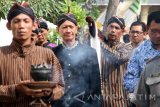 Sejumlah pria berpakaian adat memanggul tombak pusaka Kyai Upas dari rumah Kanjengan, Tulungagung, Jawa Timur, Senin (19/12). Benda purbakala berbentuk pusaka peninggalan zaman kerajaan Mataram Islam pada pertengahan abad XVIII tersebut dipindahkan ke Balai Kearsipan dan Dokumentasi Kabupaten Tulungagung untuk dijadikan aset cagar budaya daerah setempat. Antara Jatim/Destyan Sujarwoko/zk/16