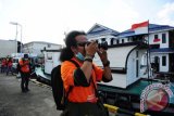 Sejumlah fotografer memotret saat mengikuti Lomba Foto Hunting IPC Pelabuhan Pontianak di Pontianak, Kalbar, Minggu (18/12). Lomba foto yang digelar IPC PT Pelabuhan Indonesia II (Persero) bertajuk Modernisasi Pelabuhan Pontianak dan diikuti 150 fotografer Pontianak tersebut, memperebutkan hadiah total senilai Rp20 juta. ANTARA FOTO/Jessica Helena Wuysang/16