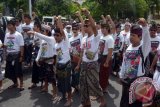Sejumlah pengunjuk rasa meneriakkan yel-yel untuk mendukung rekannya yang diperiksa di Polda Bali, Selasa (20/12). Salah satu aktivis Forum Rakyat Bali Tolak reklamasi (ForBALI) diperiksa polisi terkait dugaan pelecehan terhadap bendera merah putih saat melakukan unjuk rasa di halaman Gedung DPRD Provinsi Bali pada 25 Agustus 2016. ANTARA FOTO/Wira Suryantala/wdy/16.