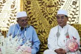 Bupati Hulu Sungai Selatan (HSS) H. Achmad Fikry menghadiri kegiatan Peringatan Haul Datu Balimau Syekh Ahmad Bin Mufti Muhammad As\'ad ke 181 di desa Balimau Kecamatan Kalumpang Kabupaten Hulu Sungai Selatan, peringatan ini diawali dengan Maulidan, Pembacaan Al Qur\'an, pembacaan Manakib Datu Balimau dan ceramah agama oleh KH. Asmuni atau Guru Danau, Sabtu (17/12/2016). Foto:Antaranews Kalsel/Fatturahman/G.