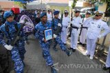 Anggota TNI Angkatan Udara memberangkatkan jenazah Serda Suyanto untuk dimakamkan secara militer di Surabaya, Jawa Timur, Senin (19/12). Almarhum merupakan salah satu anggota TNI Angkatan Udara dari Skuadron Udara 32 Wings Lapangan Udara Abdurahman Saleh Malang yang menjadi korban jatuhnya pesawat Hercules C-130/ A 1334 di Wamena, Papua. Antara Jatim/Didik Suhartono/zk/16