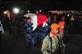 Prajurit TNI AU menggotong peti jenazah korban kecelakaan pesawat Hercules A-1334 untuk disemayamkan di Hanggar Skadron 32 Lanud Abdulrahman Saleh, Malang, Jawa Timur, Minggu (18/12) malam. Kecelakaan pesawat milik TNI AU di Wamena Papua tersebut menewaskan 12 kru dan satu orang penumpang. ANTARA FOTO/Renny K/abs/aww/16.