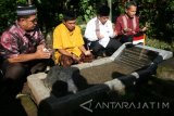 Wakil Bupati Lima Puluh Kota Sumatera Barat Ferizal Ridwan (ke dua kanan) didampingi sejumlah tokoh adat dari Tan Malaka Institut memanjatkan doa saat ziarah di makan Tan Malaka di Desa Selopanggung, Kediri, Jawa Timur, Rabu (21/12). Pemerintah Kabupaten Lima Puluh Kota berencana memindahkan jasad pahlawan nasional Tan Malaka untuk dikebumikan di tanah kelahirannya Sumatera Barat. Antara Jatim/Prasetia Fauzani/zk/16