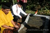 Wakil Bupati Lima Puluh Kota Sumatera Barat Ferizal Ridwan (ke dua kiri) didampingi sejumlah tokoh adat dari Tan Malaka Institut memanjatkan doa saat ziarah di makan Tan Malaka di Desa Selopanggung, Kediri, Jawa Timur, Rabu (21/12). Pemerintah Kabupaten Lima Puluh Kota berencana memindahkan jasad pahlawan nasional Tan Malaka untuk dikebumikan di tanah kelahirannya Sumatera Barat.  Antara Jatim/Prasetia Fauzani/zk/16