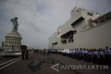 Sejumlah pelajar bersiap memasuki KRI dr Soeharso 990 saat mengikuti 'Joy Sailing' 2016 di Dermaga Ujung, Makoarmatim, Surabaya, Jawa Timur, Rabu (21/12). Kegiatan yang diikuti oleh 222 pelajar tersebut bertujuan untuk mengenalkan tentang TNI Angkatan Laut dan tugas-tugasnya sekaligus dalam rangka menyemarakkan HUT Armada RI yang ke-71. Antara Jatim/Moch Asim/zk/16