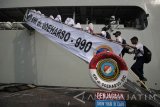 Sejumlah pelajar memasuki KRI dr Soeharso 990 saat mengikuti 'Joy Sailing' 2016 di Dermaga Ujung, Makoarmatim, Surabaya, Jawa Timur, Rabu (21/12). Kegiatan yang diikuti oleh 222 pelajar tersebut bertujuan untuk mengenalkan tentang TNI Angkatan Laut dan tugas-tugasnya sekaligus dalam rangka menyemarakkan HUT Armada RI yang ke-71. Antara Jatim/Moch Asim/zk/16
