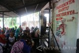 Sejumlah pengunjung antre di wahana wisata rumah sakit hantu di Wisata Bahari Lamongan (WBL) di Kecamatan Paciran, Kabupaten Lamongan, Jawa Timur, Rabu (21/12). Pada musim liburan sekarang ini objek wisata setempat ramai didatangi pengunjung dari wisatawan domestik (wisdom) dengan minat tertinggi menyaksikan rumah sakit hantu. Antara Jatim/Foto/Slamet Agus Sudarmojo/zk/16.  