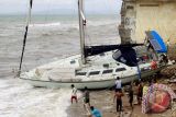 Perahu Wisatawan Australia Terdampar