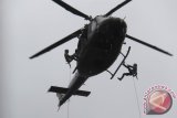 Pasukan Kodam Iskandar Muda melakukan rappeling (turun menggunakan tali) dari Helikopter pada peringatan Hari Juang Kartika tahun 2016 di Banda Aceh, Kamis (22/12). Selain atraksi rappeling, Hari Juang Kartika yang dihadiri muspida plus, calon Gubernur, Bupati/Walikota se Aceh itu juga dimeriahkan dengan atraksi terjun payung, defile, beladiri dan marching band. (ANTARA Aceh/Ampelsa)