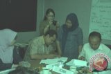 Dirut PT Insan Prima Berdikari (Kampung IPB) Bambang Setyo Budi Utomo (kiri) menandatangani akad pembiayaan usaha hutan rakyat Pandeglang dengan skema bagi hasil disaksikan notaris Syahruddin, SH. (FOTO ANTARA/Istimewa/16)