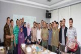 Kepala Pusat Pembiayaan Pembangunan Hutan (P2H)-Agus Isnantio Rahmadi (tengah berkacamata), bersama parapihak usai akad pembiayaan usaha hutan rakyat Pandeglang dengan skema bagi hasil.
(FOTO ANTARA/Istimewa/16)