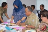 Kepala Pusat Pembiayaan Pembangunan Hutan (P2H) KLHK -Agus Isnantio
Rahmadi menandatangani akad pembiayaan usaha hutan rakyat Pandeglang dengan skema bagi hasil disaksikan parapihak.
(FOTO ANTARA/Istimewa/16)