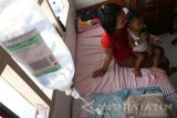 Seorang ibu memeluk anaknya yang mengalami suspek demam berdarah di Rumah Sakit Umum Daerah Gambiran, Kota Kediri, Jawa Timur, Kamis (22/12). Data dari Dinas Kesehatan menyebutkan di wilayah tersebut mengalami kenaikan kasus demam berdarah yakni sejumlah 328 penderita sepanjang tahun 2016 dari sebelumnya sejumlah 276 penderita pada periode yang sama di tahun 2015. Antara Jatim/Prasetia Fauzani/zk/16