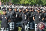 Anggota pengamanan adat Bali atau Pecalang bersiaga dalam gelar pasukan Operasi Lilin Agung 2016 di Lapangan Puputan Margarana, Denpasar, Kamis (22/12). Sebanyak 2.378 personel dari berbagai unsur termasuk anggota Pecalang disiagakan untuk pengamanan perayaan Natal dan Tahun Baru khususnya obyek-obyek wisata yang diprediksi akan dipadati pengunjung. ANTARA FOTO/Nyoman Budhiana/i018/2016.