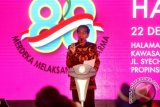 Presiden Joko Widodo memberi sambutan pada acara peringatan Hari Ibu ke-88 di Curug, Serang, Banten, Kamis (22/12). Menuju pembangunan Indonesia yang sejahtera, mandiri dan berdaulat Presiden Joko Widodo menekankan pentingnya kesetaraan laki-laki dan perempuan, pemerataan akses ekonomi untuk perempuan, serta menghapus kekerasan terhadap anak dan perempuan. ANTARA FOTO/Asep Fathulrahman/wdy/16