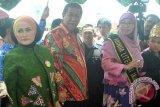 Wakil Gubernur Jawa Barat Deddy Mizwar (kedua tengah) bersama istrinya R Giselawati Wiranegara (kiri) dan Bunda Literasi Netty Prasetiyani Heryawan (kedua kanan) saat peluncuran Gerakan Literasi Sekolah (GLS) West Java Leader's Reading Challenge (WJLRC) di Gedung Pusdai, jalan Diponegoro, Bandung, Jawa Barat, Senin (19/12). Peluncuran GLS WJLRC yang dicanangkan Dinas Pendidikan Provinsi Jawa Barat yang diikuti 800 peserta guru maupun siswa dari berbagai wilayah di 27 Kota dan Kabupaten di Jawa Barat ini bertujuan untuk menumbuhkan dan meningkatkan budaya membaca sejak dini. (ANTARA FOTO/Arif Firmansyah/16).