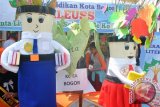 Siswa SD berada di stand Kota Bogor saat pameran dan peluncuran Gerakan Literasi Sekolah (GLS) West Java Leader's Reading Challenge (WJLRC) di Gedung Pusdai, jalan Diponegoro, Bandung, Jawa Barat, Senin (19/12). Peluncuran GLS WJLRC yang dicanangkan Dinas Pendidikan Provinsi Jawa Barat yang diikuti 800 peserta guru maupun siswa dari berbagai wilayah di 27 Kota dan Kabupaten di Jawa Barat ini bertujuan untuk menumbuhkan dan meningkatkan budaya membaca sejak dini. (ANTARA FOTO/Arif Firmansyah/16)