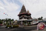 Warga mengunjungi Gereja Katolik Graha Maria Annai Velangkanni di Medan, Sumatra Utara, Minggu (25/12). Gereja yang dibangun pada 2001 itu merupakan salah satu gereja Katolik dengan gaya arsitektur Kuil India pertama di Indonesia. Gereja ini ramai dikunjungi wisatawan lokal maupun mancanegara. ANTARA FOTO/Septianda Perdana/wdy/16