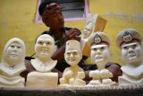 Perajin menyelesaikan miniatur sketsa wajah 3D dari styrofoam di industri rumahan di kawasan Beji, Pasuruan, Jawa Timur, Minggu (25/12). Miniatur sketsa wajah 3D dari styrofoam tersebut dijual dengan harga Rp250 ribu - Rp400 ribu tergantung tingkat kesulitan dan dipasarkan hingga ke Singapura. Antara Jatim/Umarul Faruq/zk/16