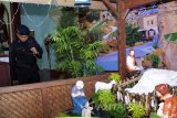 Petugas Gegana Brimob Polda Jawa Timur melakukan penyisiran di Gereja Pantekosta Elohim Sidoarjo, Jawa Timur, Sabtu (24/5). Penyisiran yang dilakukan di sejumlah gereja di Sidoarjo tersebut bertujuan untuk menjamin keamanan dan kenyamanan perayaan Natal 2016. Antara Jatim/Umarul Faruq/zk/16