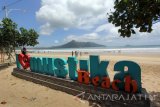 Sejumlah wisatawan berada di Pantai Mustika, Pancer, Banyuwangi, Jawa Timur, Minggu (25/12). Pantai Mustika merupakan salah satu destinasi wisata pantai berpasir putih di Banyuwangi yang mulai dikembangkan untuk menarik kunjungan wisatawan. Antara Jatim/Budi Candra Setya/zk/16.