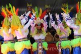 Sejumlah anak menarikan tarian kuntulan di Pancer, Banyuwangi, Jawa Timur, minggu (25/12). Pertunjukan seni tari khas Banyuwangi tersebut, sebagai upaya mengenalkan wisata budaya di daerah tersebut. Antara Jatim/Budi Candra Setya/zk/16.