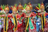 Sejumlah anak menarikan tarian kuntulan di Pancer, Banyuwangi, Jawa Timur, minggu (25/12). Pertunjukan seni tari khas Banyuwangi tersebut, sebagai upaya mengenalkan wisata budaya di daerah tersebut. Antara Jatim/Budi Candra Setya/zk/16.