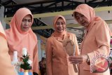 Pembina Dharma Wanita Persatuan Kabupaten Barito Kuala, Kalimantan Selatan Hj. Normiliyani Hasanuddin Murad mengamati hasil kerajinan anggota Dharma Wanita Persatuan Barito Kuala, pada peringatan Dharma Wanita Persatuan ke-17 tahun 2016,  Selasa (27/12). Foto:Antaranews Kalsel/Arianto/G.