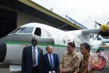 Senegal Air Force Chief of Staff General Birame Diop (kiri), Deputi General Director A.D Trade Belgia Max Abitbul (kedua kiri), Menteri Perindustrian Airlangga Hartarto (kedua kanan) dan Dirut PTDI Budi Santoso (kanan) berbincang disela serah terima Satu Unit Pesawat CN235-220M Multi Purpose Aircraft Untuk Angkatan Udara Senegal di Hanggar PT Dirgantara Indonesia, Bandung, Jawa Barat, Selasa (27/12). Pesawat multihop capability fuel tank berteknologi sistem avionik terbaru modern dan full glass cockpit yang dibeli A.D Trade Belgia untuk AU Senegal yang diterbangkan dari Bandung menuju Dakar Senegal ini merupakan pesawat multiguna yang difungsikan untuk evakuasi medis, angkut penerjun, kargo, sipil maupun VIP dan VVIP. ANTARA FOTO/Fahrul Jayadiputra/wdy/16