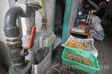 Perajin membuat kue dengan memanfaatkan jaringan gas PGN di Kampung Kue Surabaya, Jawa Timur, Rabu (28/12). Menurut perajin kue di kampung kue Rungkut Lor II itu pemanfaatan jaringan gas yang dikelola oleh PGN tersebut dapat menghemat biaya hingga sekitar 50 persen ketimbang menggunakan gas elpiji 12 kilogram. Antara Jatim/Moch Asim/zk/16