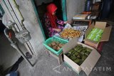 Perajin membuat kue dengan memanfaatkan jaringan gas PGN di Kampung Kue Surabaya, Jawa Timur, Rabu (28/12). Menurut perajin kue di kampung kue Rungkut Lor II itu pemanfaatan jaringan gas yang dikelola oleh PGN tersebut dapat menghemat biaya hingga sekitar 50 persen ketimbang menggunakan gas elpiji 12 kilogram. Antara Jatim/Moch Asim/zk/16