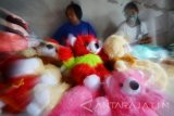 Sejumlah pekerja menyelesaikan pembuatan boneka kain di industri rumahan kawasan Pandaan, Pasuruan, Jawa Timur, Rabu (28/12). Boneka-boneka aneka satwa yang terbuat dari kain tersebut dijual dengan harga Rp10 ribu-Rp400 ribu per buah tergantung jenis dan ukuran serta di pasarkan di sejumlah koat di Jawa Timur. Antara Jatim/Umarul Faruq/zk/16