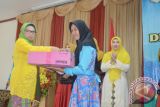 Ketua TP PKK Balangan, Hj Nursidah Ansharuddin (kiri) saat menyerahkan hadiah kepada para pemenang lomba pada kegiatan organisasi perempuan di Balangan meliputi PKK, DWP, GOW untuk memperingati hari ibu ke 88, Selasa (27/12) di Aula Mahligai Mayang Maurai Komplek Garuda Maharam, Perumahan Dinas Pemkab setempat. Foto: Roly Supriadi/Antaranews Kalsel.