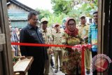 Bupati Balangan, H Ansharuddin bersama Ketua TP PKK Balangan Hj Nursidah Ansharuddin, saat meresmikan pencanangan program bedah rumah Bantuan Stimulan Perumahan Swadaya (BSPS) tahun 2016, Selasa (27/12), di Kecamatan Batumandi. Foto: Roly Supriadi/Antaranews Kalsel.