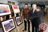 Dubes RI untuk Vietnam Ibnu Hadi (tengah) menerima penjelasan dari salah satu dewan juri Lomba Foto Confederation of ASEAN Journalist (CAJ) Hermanus Prihatna (kanan) bersama salah satu pemenang dari Indonesia Dwi Pambudi dari Harian Rakyat Merdeka setelah penyerahan penghargaan lomba foto tersebut, di Kantor Pusat Persatuaan Wartawan Vietnam (VJA), di Hanoi, Kamis (29/12). Pambudi berhasil meraih pernghargaan ketiga dengan judul foto 'Floating Market', sementara juara pertama di raih fotografer asal Thailand, dan penghargaan kedua di raih fotografer Vietnam. ANTARA FOTO/Wisnu Hari Satrio/wdy/12